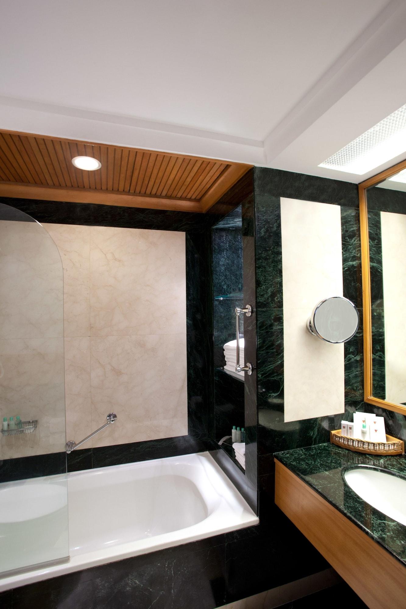 Trident Chennai Hotell Exteriör bild Bathroom